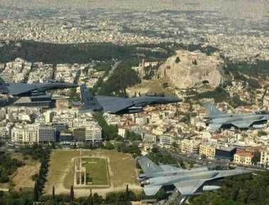 Εντυπωσιακές φωτογραφίες από τα αεροσκάφη της ΠΑ που πέταξαν στον αττικό ουρανό